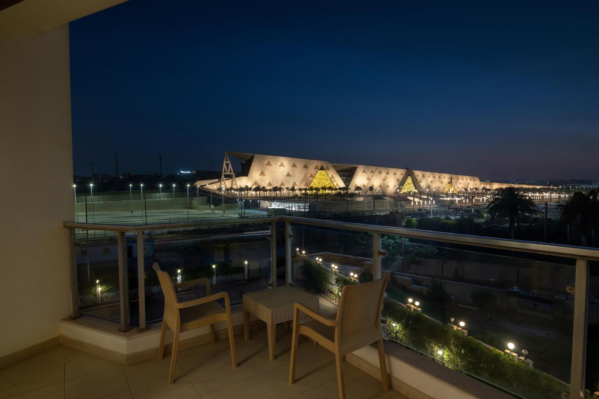 Steigenberger Pyramids Cairo Otel Al Kawm al Akhdar Dış mekan fotoğraf View of the airport from a hotel