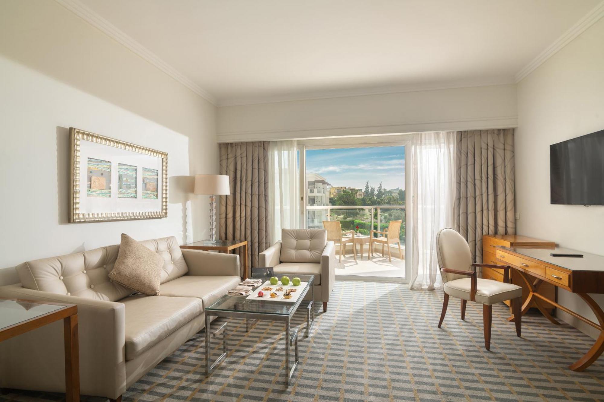 Steigenberger Pyramids Cairo Otel Al Kawm al Akhdar Dış mekan fotoğraf A living room at the Westin Athens