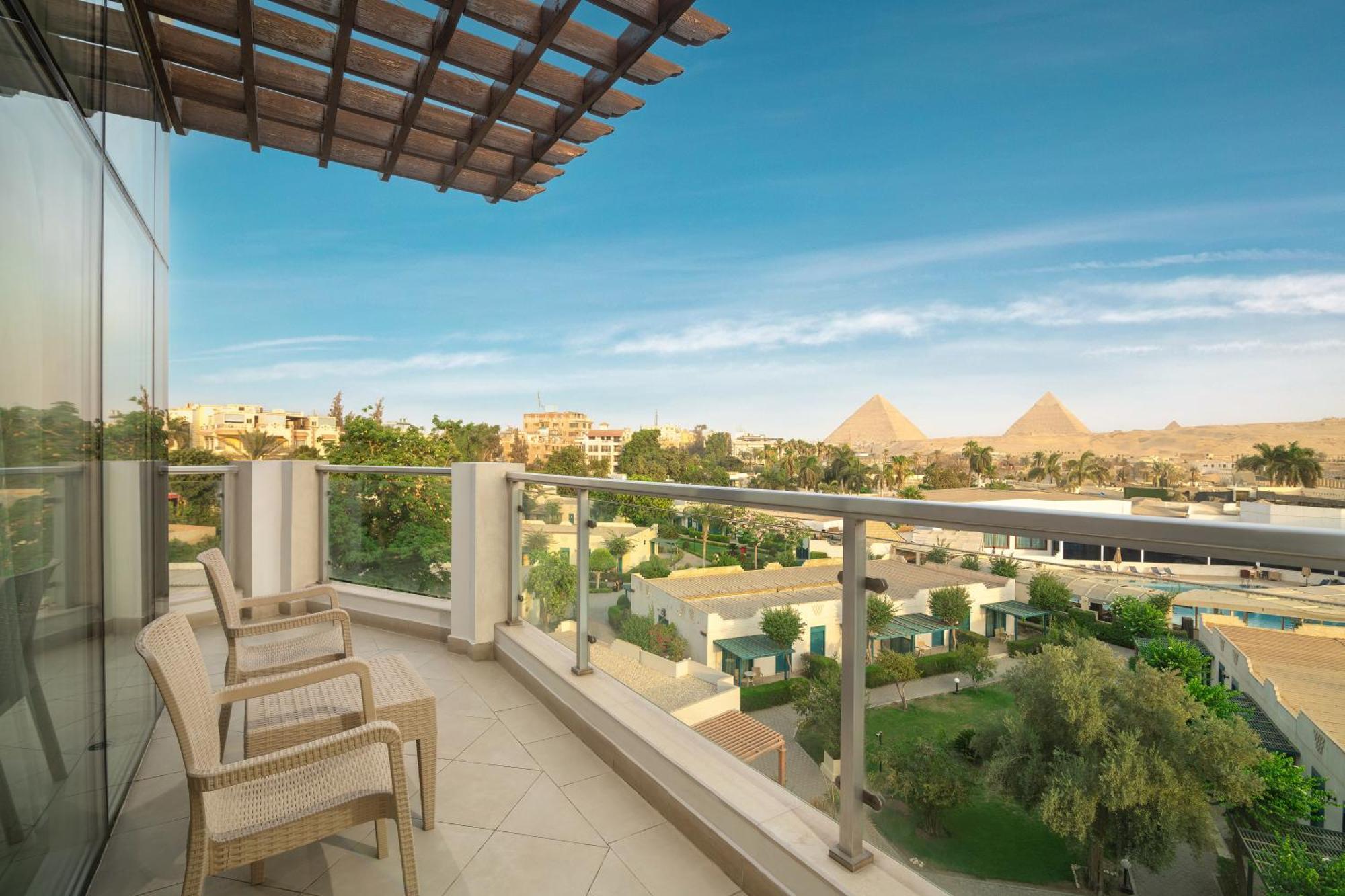 Steigenberger Pyramids Cairo Otel Al Kawm al Akhdar Dış mekan fotoğraf View of the pyramids from the hotel