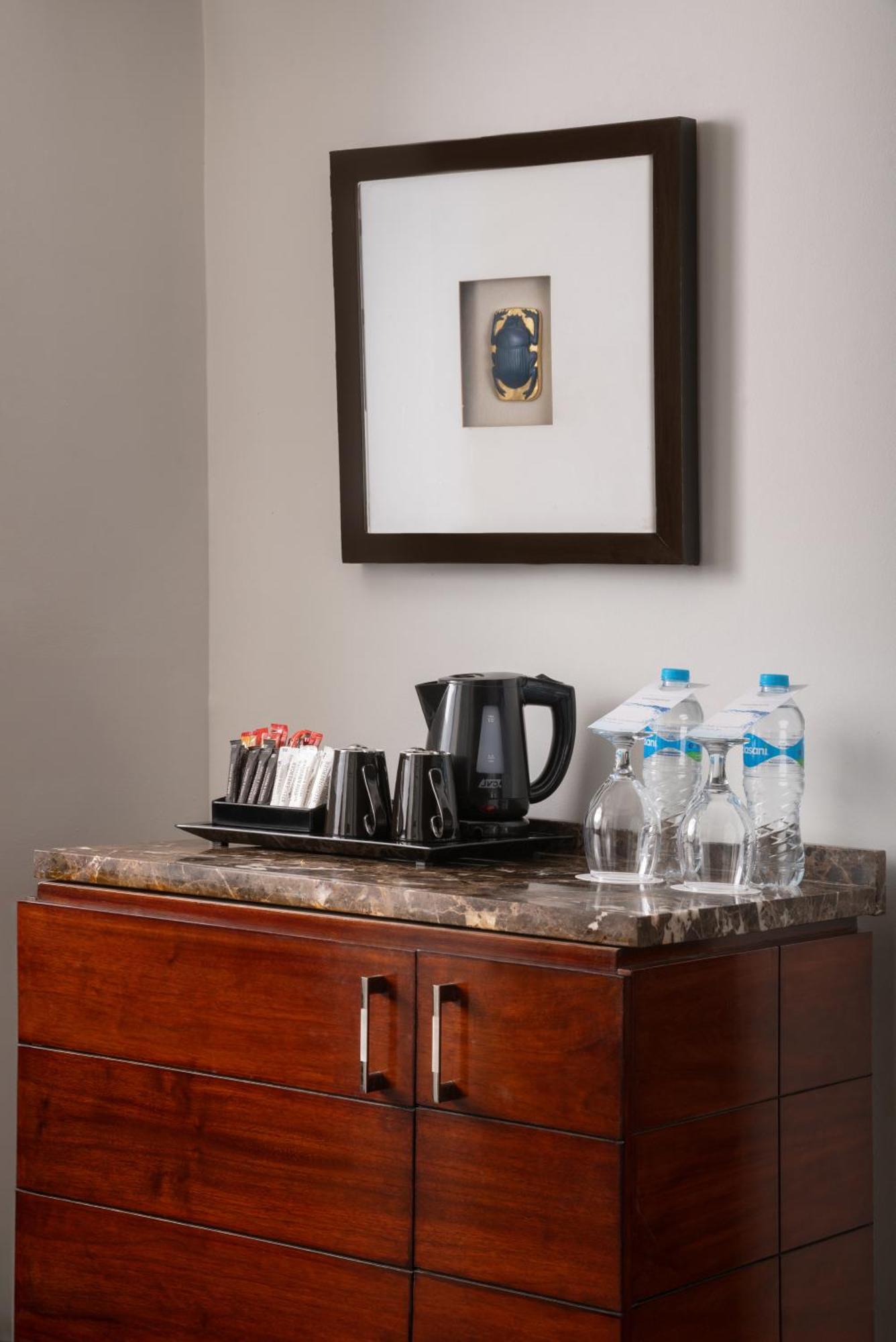 Steigenberger Pyramids Cairo Otel Al Kawm al Akhdar Dış mekan fotoğraf A kettle in a hotel room